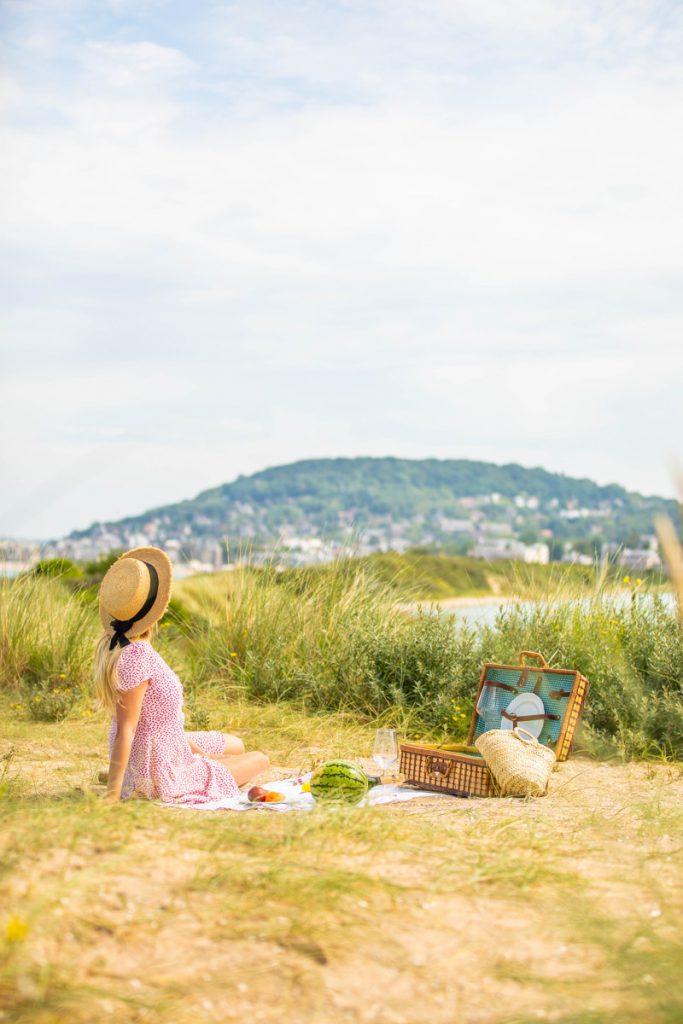 Femme qui pique nique dans les dunes