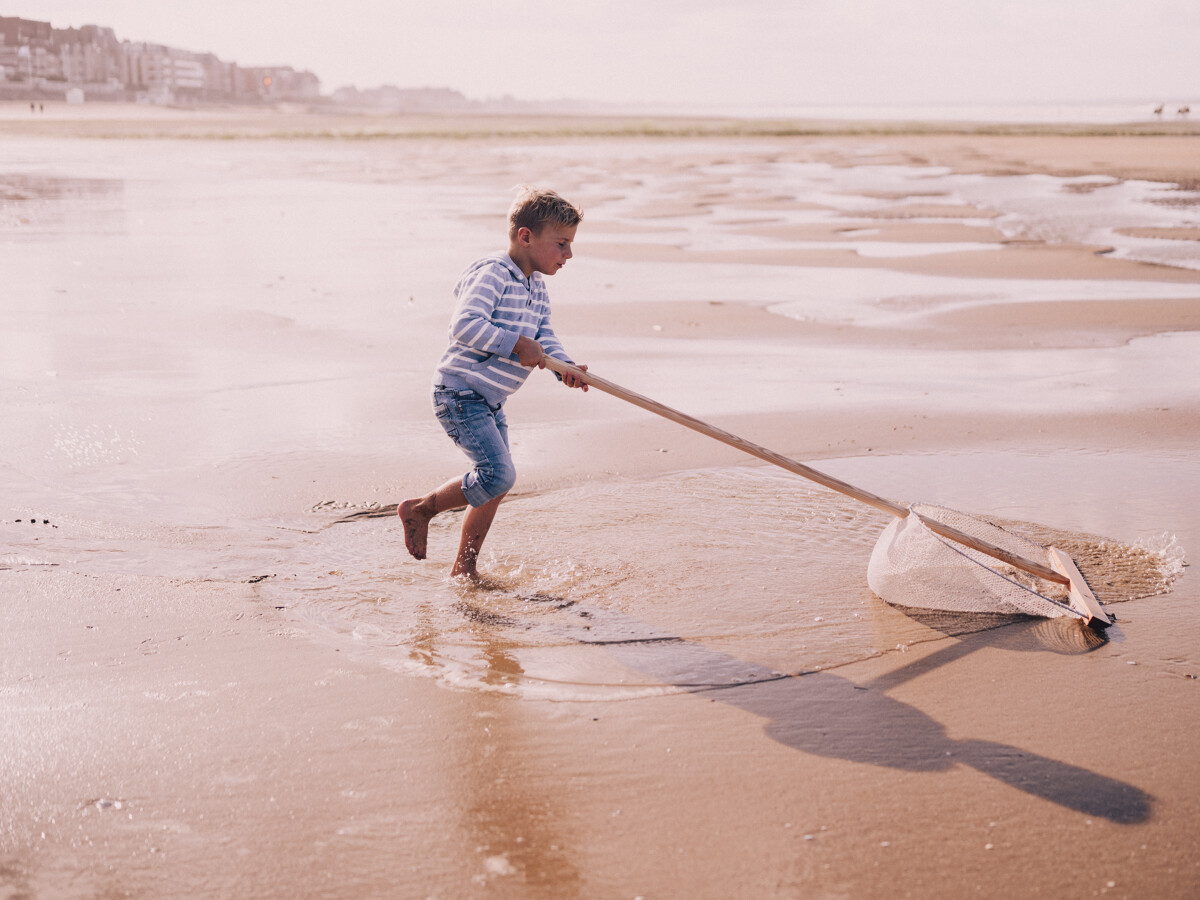 enfant qui fait de la pêche à pieds