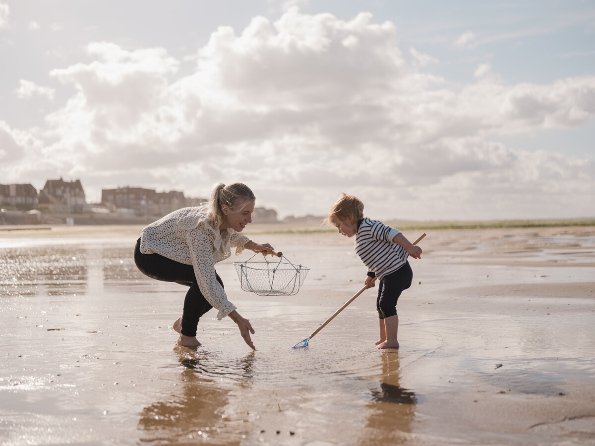 famille qui fait de la pêche à pieds