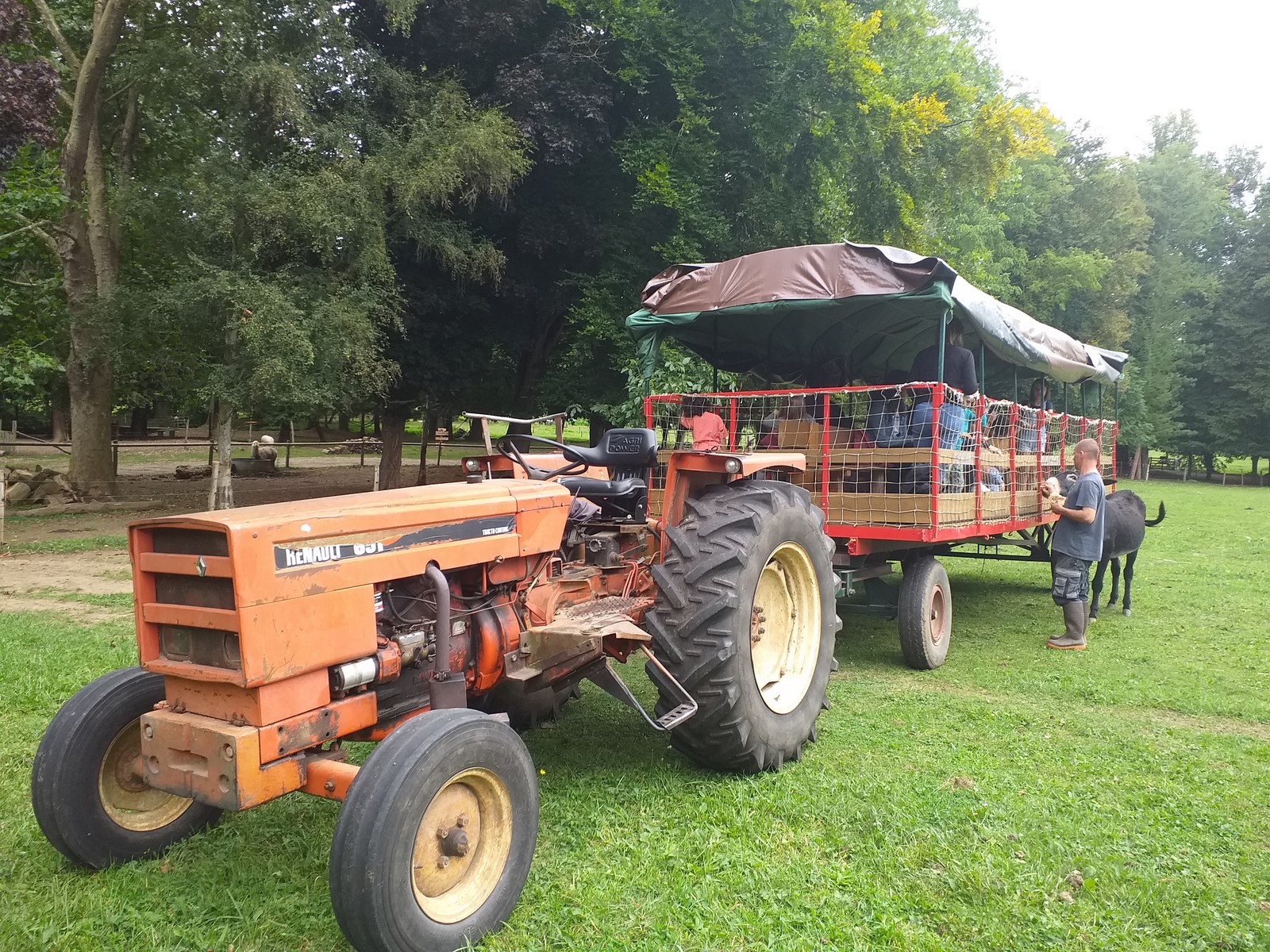 Le Domaine de Ouezy (educational farm)
