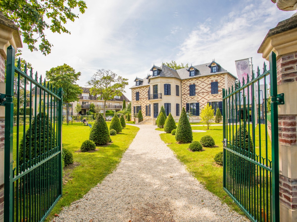 VILLA DU TEMPS RETROUVÉ] Le salon de - Ville de Cabourg