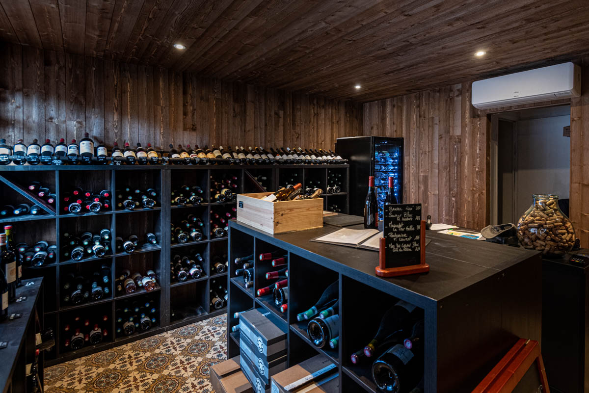 Les Bouchons du Pavé – Wine cellar